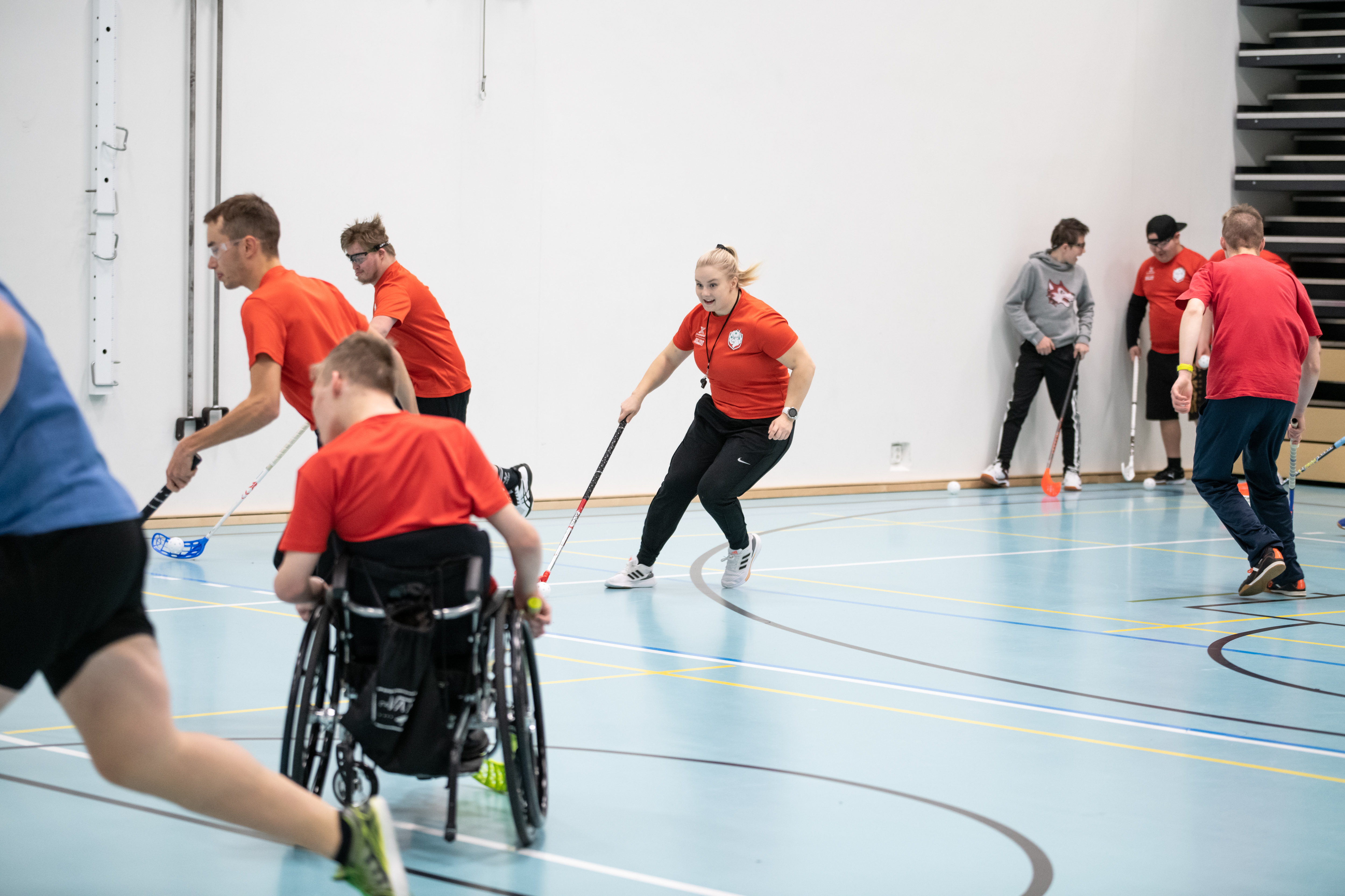 Soveltavan salibandy ryhmän harjoituspeli. Mukana pelaaja, joka käyttää pyörätuolia.